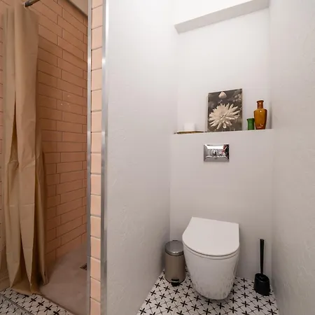 Designer In Trendy Area Appartement *