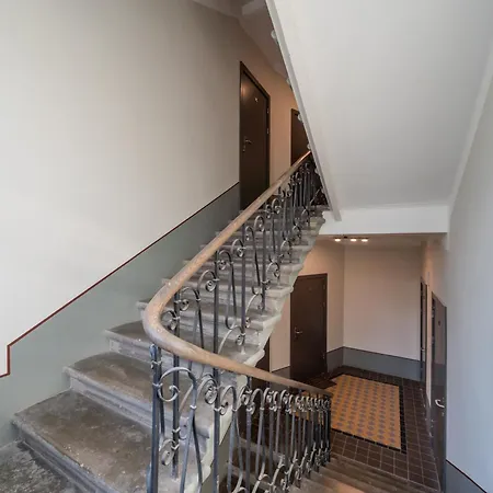 Designer In Trendy Area Appartement