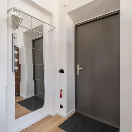 Designer In Trendy Area Appartement *
