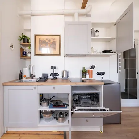 Designer In Trendy Area Appartement *