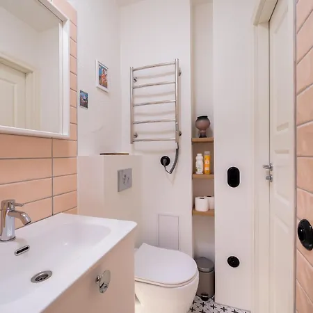 Designer In Trendy Area Appartement