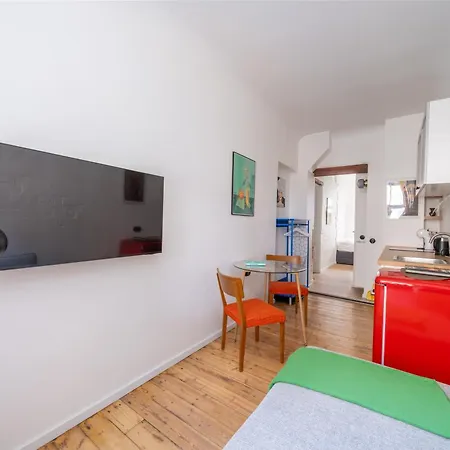 Designer In Trendy Area Appartement *