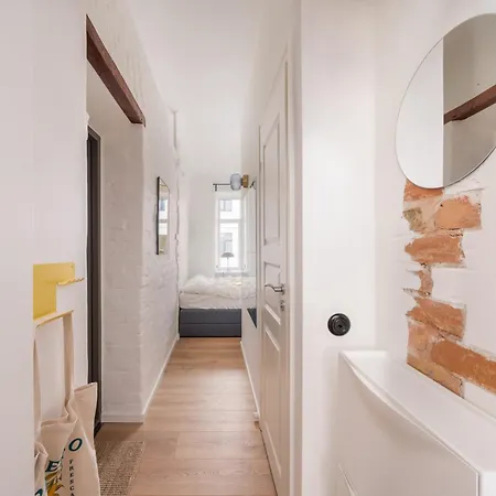 Designer In Trendy Area Appartement