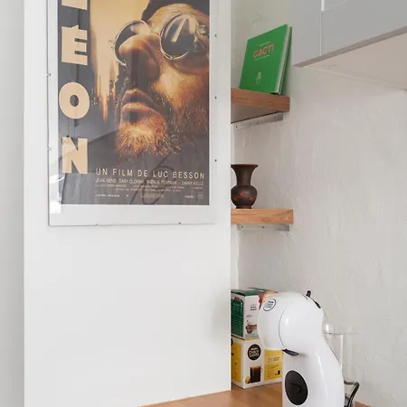 Designer In Trendy Area Appartement