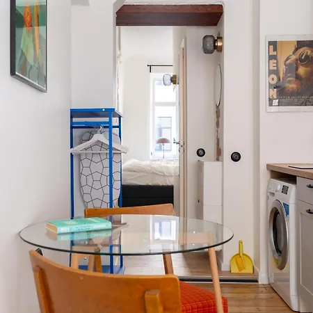 Designer In Trendy Area Appartement